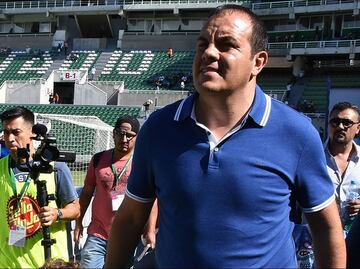 Cuauhtémoc Blanco alza la mano para dirigir a la Selección Mexicana