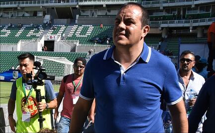Cuauhtémoc Blanco alza la mano para dirigir a la Selección Mexicana