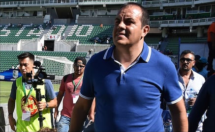 Cuauhtémoc Blanco alza la mano para dirigir a la Selección Mexicana