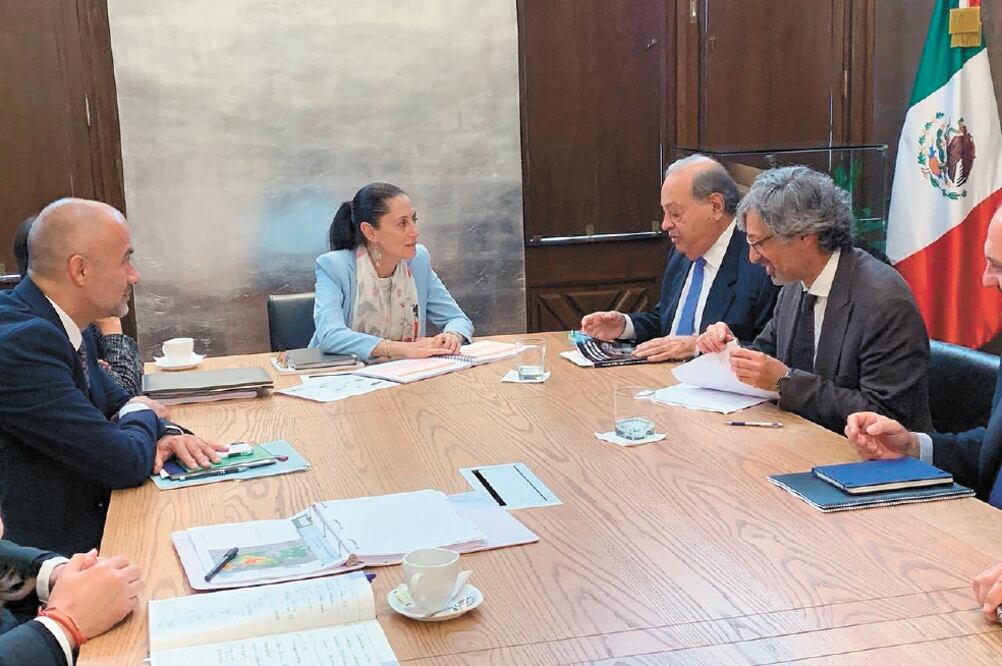 Carlos Slim Helú presentó a la mandataria algunos de los proyectos que un grupo de empresarios expusieron a AMLO, planeados para la capital. Foto: ESPECIAL