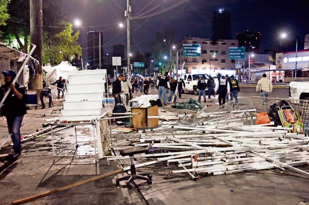 Trabajadores de la demarcación desarmaron estructuras metálicas colocadas en el lugar. Hace dos años autoridades y comerciantes acordaron ser reubicados de la zona de Mixcalco a la avenida Insurgentes esquina San Cosme (DELEGACIÓN CUAUHTÉMOC)