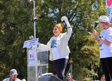 Clara Brugada y Mauricio Tabe practican previo a clase masiva de box en el Zocalo de la CDXM; invitan a participar el 6 de abril
