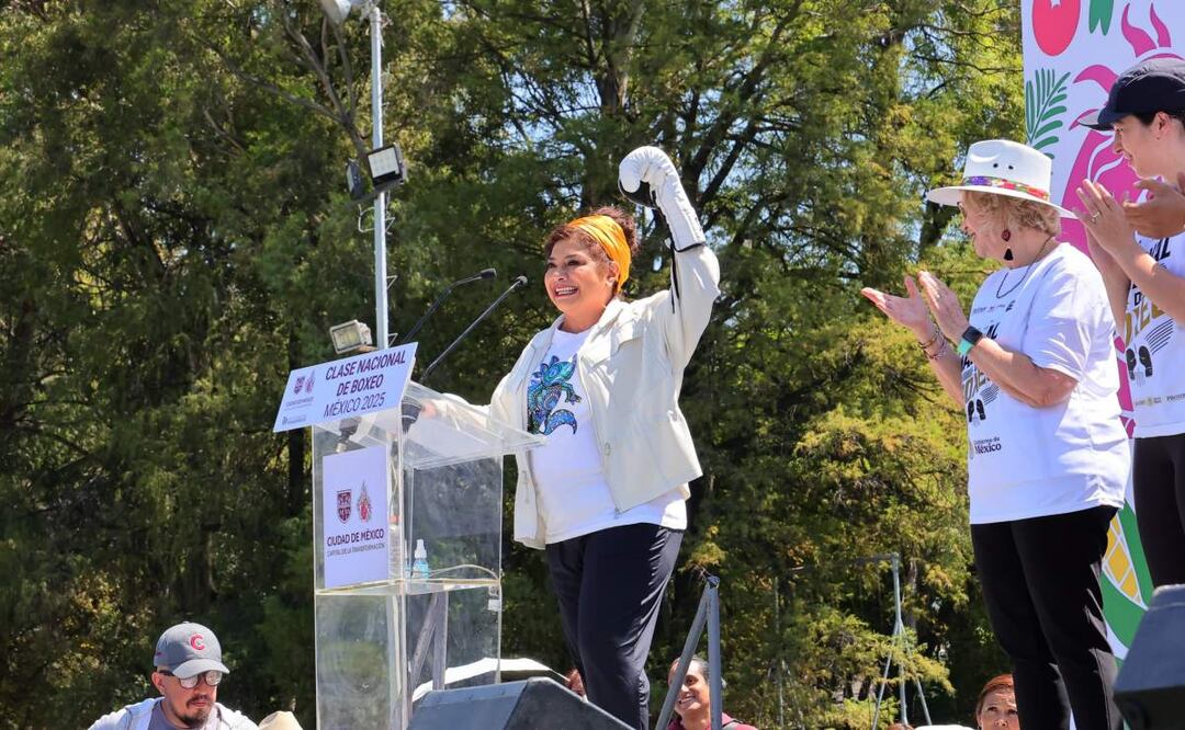 La jefa de Gobierno, Clara Brugada, se prepara para la Clase Nacional de Boxeo 2025 en el zócalo capitalino (29/03/2025). Foto: Especial
