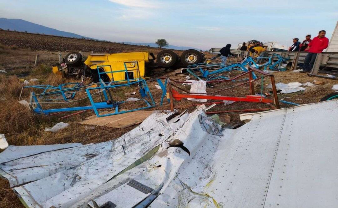 Saquean tráiler con motocicletas tras accidente en autopista Arco Norte, en el Estado de México (02/04/2025). Foto: Especial (Adán Hernández Barrios / Vía Facebook)