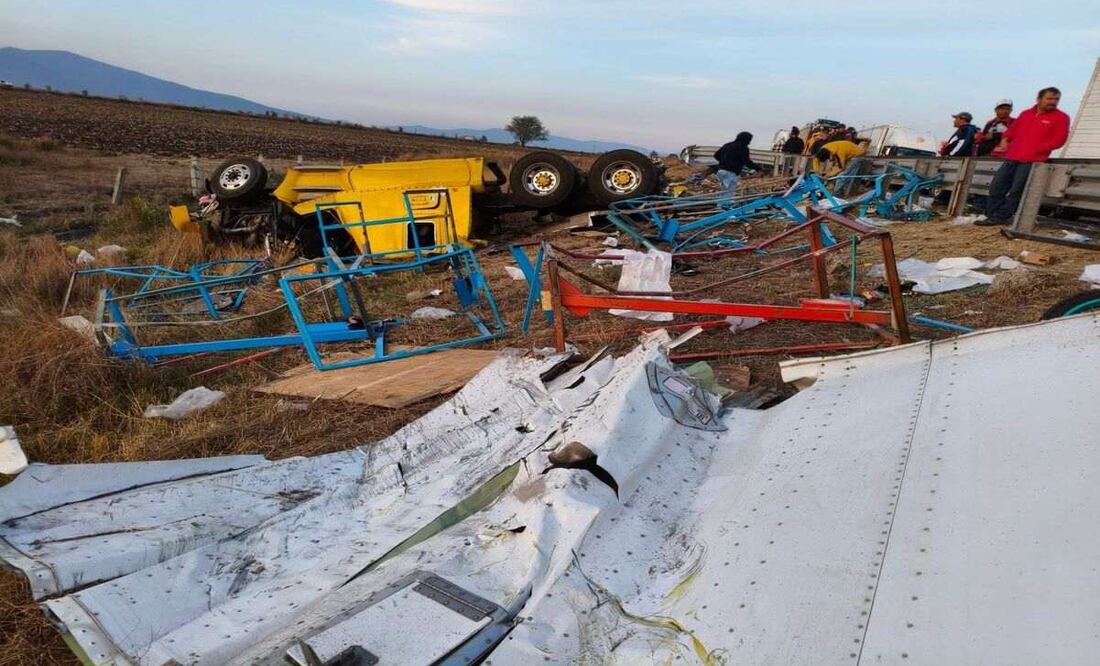 Saquean tráiler con motocicletas tras accidente en autopista Arco Norte, en el Estado de México (02/04/2025). Foto: Especial (Adán Hernández Barrios / Vía Facebook)