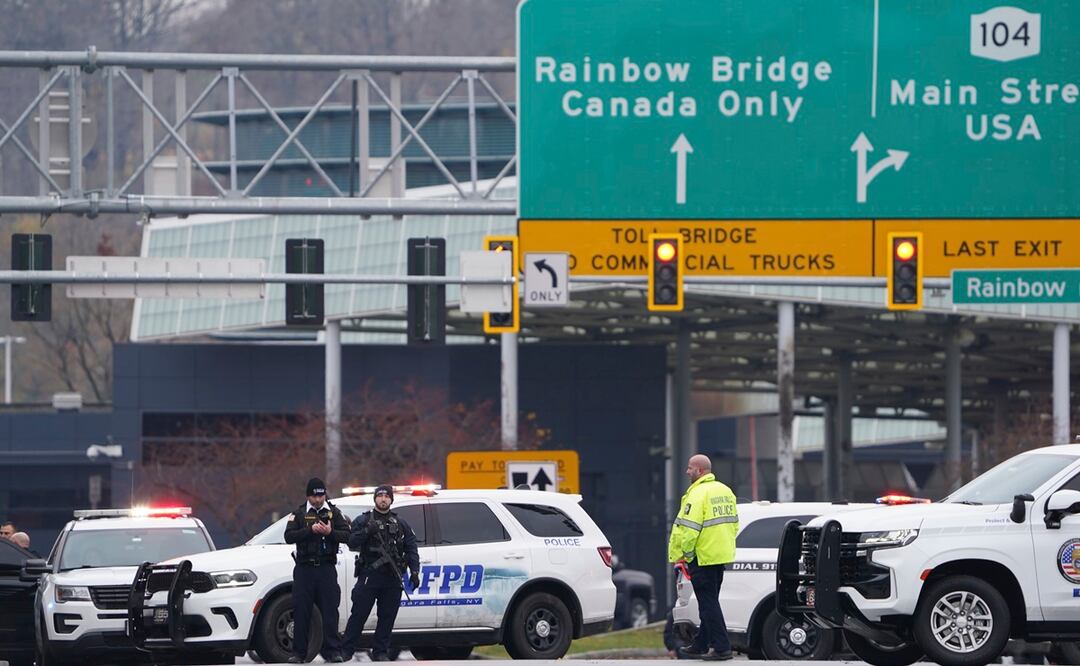 Personal encargado de hacer cumplir la ley bloquea la entrada al Puente Arcoíris, el miércoles 22 de noviembre de 2023, en las Cataratas del Niágara, Nueva York. Foto: AP
