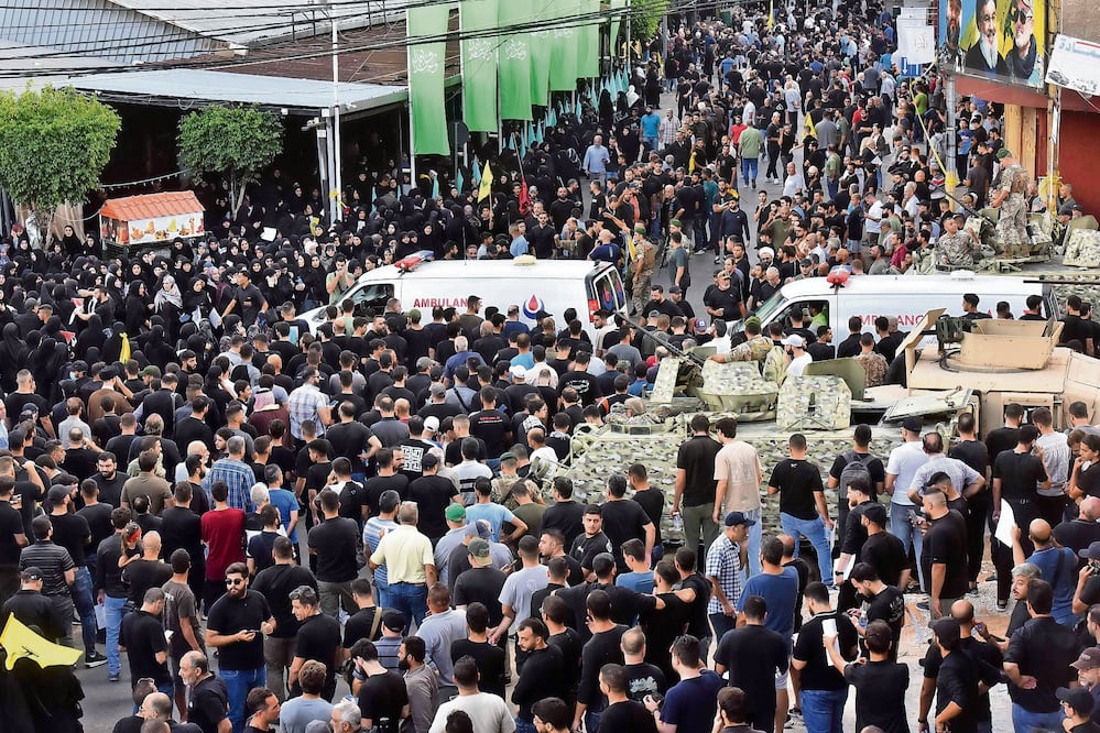 Ambulancias, después de que se produjo la explosión de un dispositivo durante el funeral de las personas que murieron un día antes por la detonación de bípers, en Beirut. Foto: de FADEL ITANI. AFP