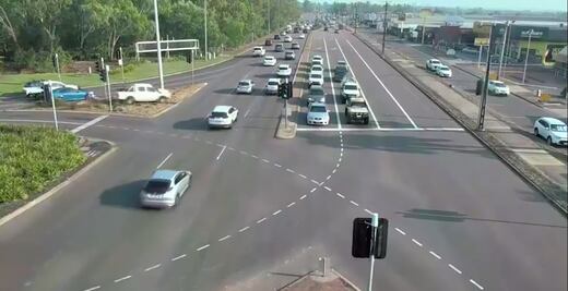 Conductor atraviesa 8 carriles de una autopista e, increíblemente, no golpea a ningún auto en su camino