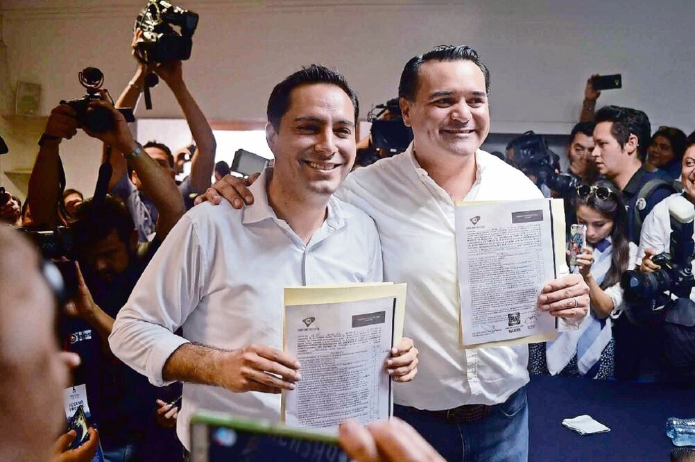 Mauricio Vila Dosal y Renán Barrera Concha presentaron la documentación para registrarse como candidatos a la gubernatura y la alcaldía de Yucatán, respectivamente. (CUAUHTÉMOC MORENO. EL UNIVERSAL)