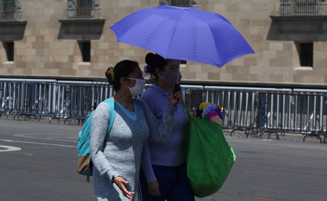 Personas caminan por calles del Centro Histórico con sombrilla en mano mientras se protegen del Sol. Foto: Carlos Mejía, El Universal, archivo 