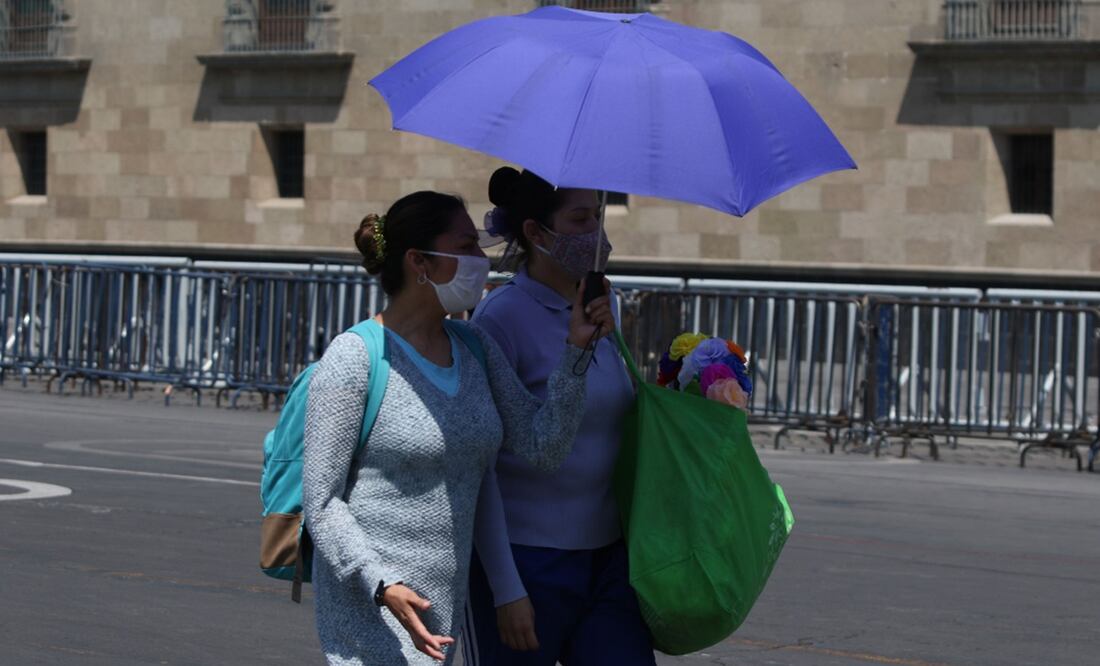 Personas caminan por calles del Centro Histórico con sombrilla en mano mientras se protegen del Sol. Foto: Carlos Mejía, El Universal, archivo