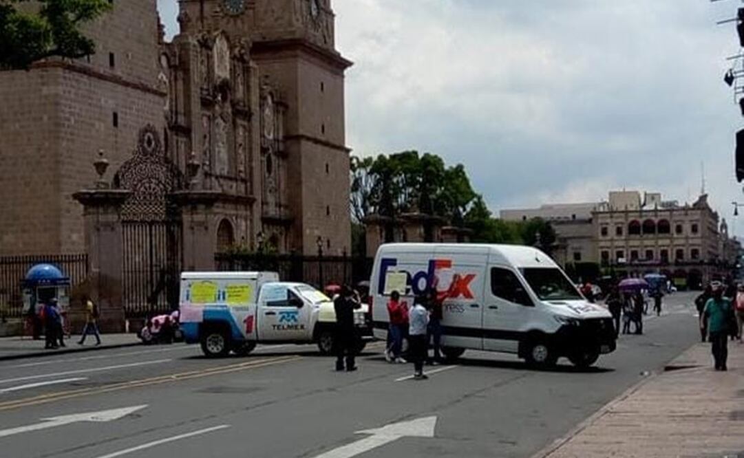 Normalistas roban vehículos y realizan bloqueos en Michoacán