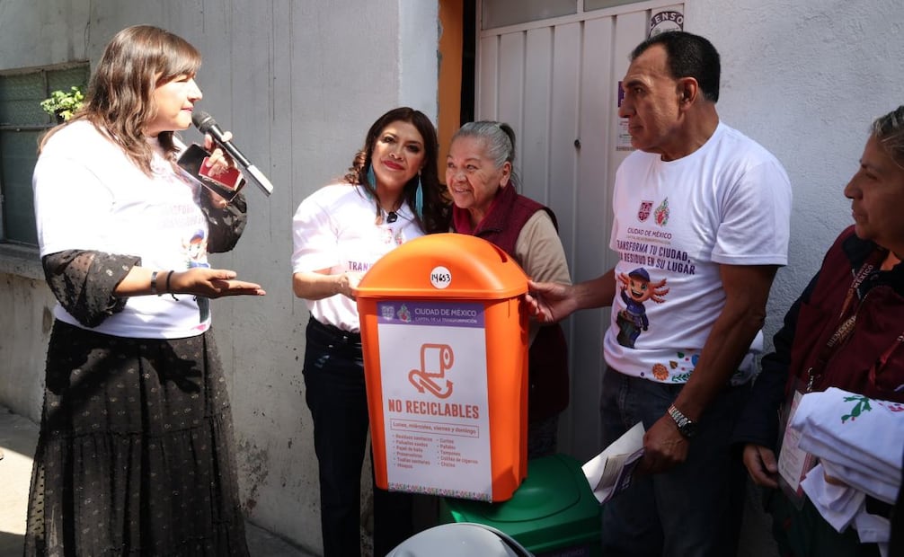 Brugada entrega los primeros contenedores para separar residuos (29/12/2022). Foto: Especial