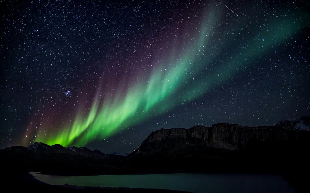 El avistamiento de las auroras boreales es más común cerca de los polos, donde las partículas cargadas del sol interactúan con la atmósfera de la Tierra. Fuente: Pexels