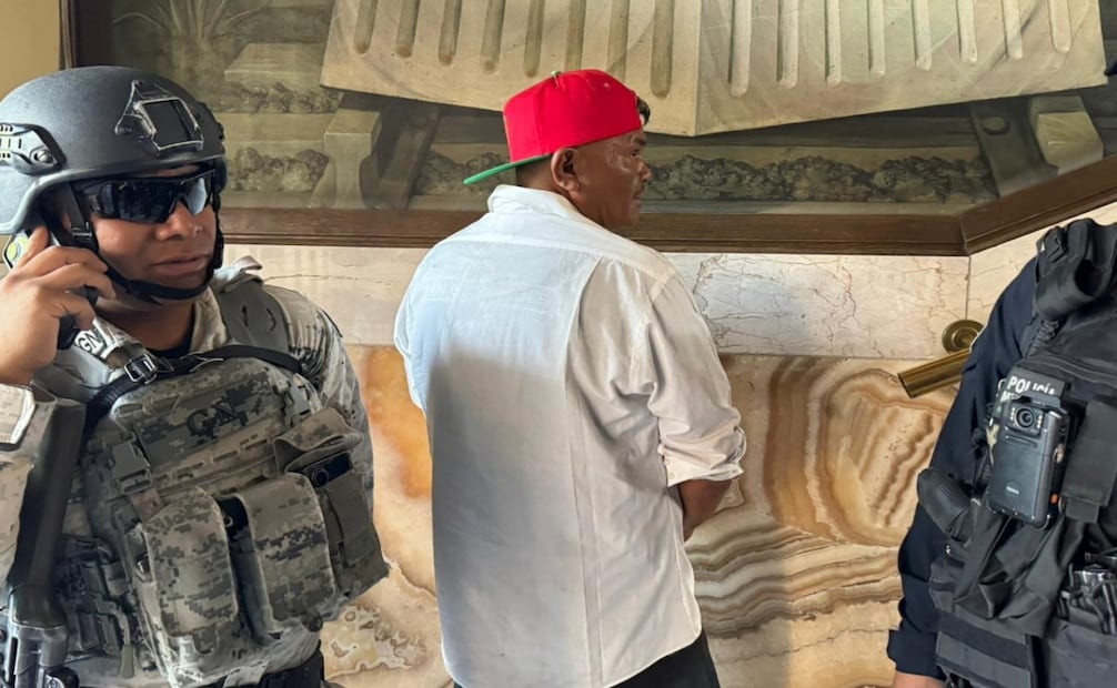 Sujeto daña la fuente de la Presidencia Municipal de Celaya. “Para acabar con la corrupción”: Foto: Cortesía “Tabloide News”