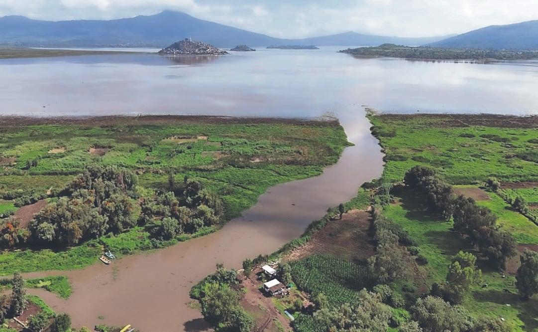 Este año, los trabajos de rescate del lago se enfocan en los canales Chapultepec, Jarácuaro, Tócuaro y Las Garzas. Foto: Especial