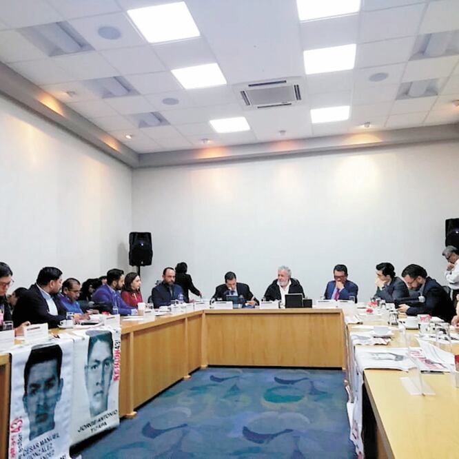 Padres de los 43 normalistas participaron en la segunda reunión de la Comisión Presidencial para la Verdad y el Acceso a la Justicia en el caso Ayotzinapa. ESPECIAL