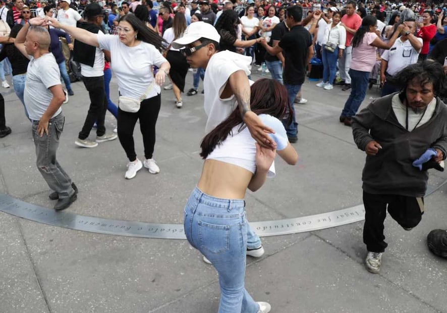 Parejas disfrutan del Baile de Sonideros en el Zócalo capitalino. Foto: Carlos Mejía / EL UNIVERSAL