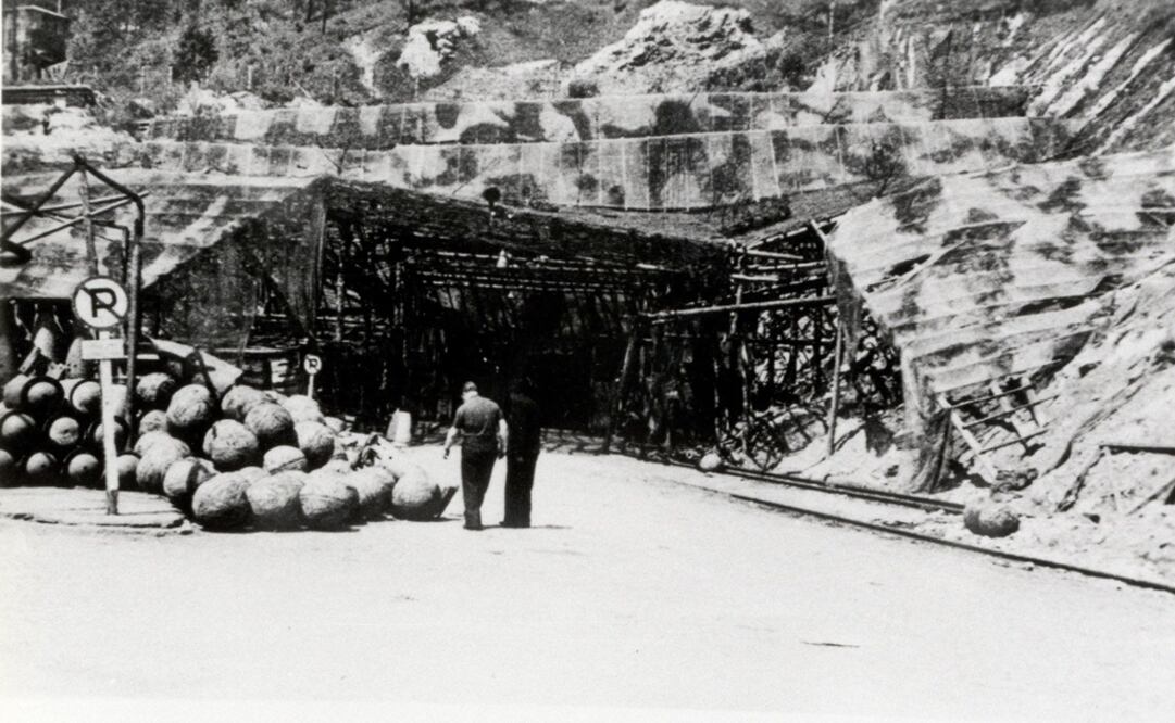 Entrada del túnel que da acceso al campo de concentración nazi de Dora realizada el 28 de abril de 1945. Foto: EFE/Coupole