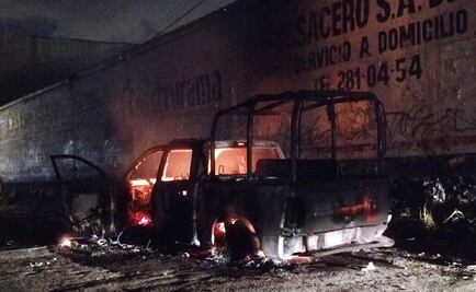 Turba incendia patrulla tras intento de linchamiento en Puebla