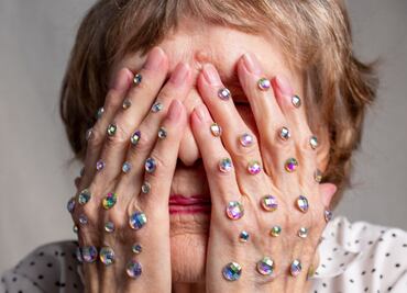 Abuelita de 91 años derrite corazones en la red al tatuarse por primera vez con sus bisnietos