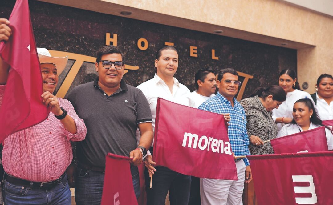 El líder de Morena en Tabasco, Jesús Selván García (camisa azul), detalló que la marcha se realizará el sábado 25 de enero a las 9 de la mañana. Foto Especial