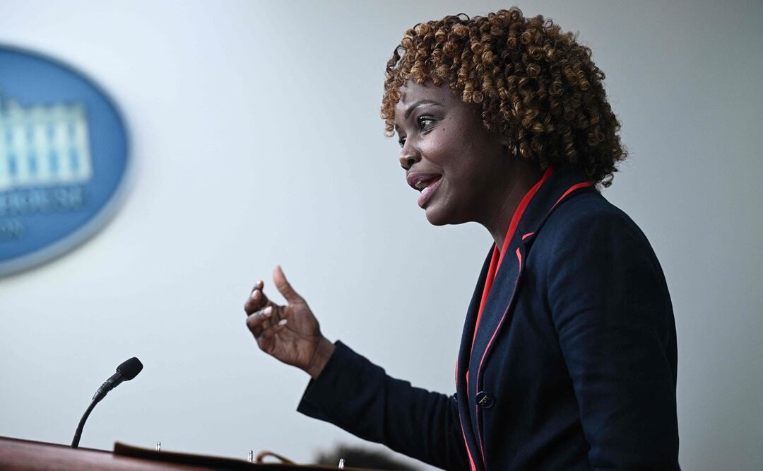 La secretaria de prensa de la Casa Blanca, Karine Jean-Pierre, habla durante la sesión informativa diaria en la Sala de conferencias de prensa Brady de la Casa Blanca. Foto: AFP