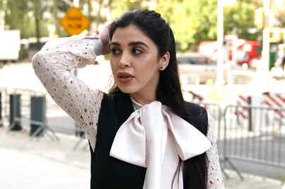 Acude Emma Coronel a juicio de "El Chapo"