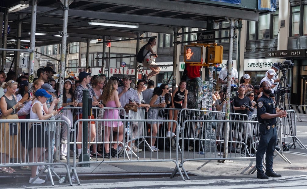 Fanáticos y prensa a las afueras del Madison Square Garden. Foto:  EFE/EPA/OLGA FEDOROVA.