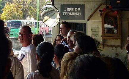 Aficionados invaden zona reservada en el Tren Ligero