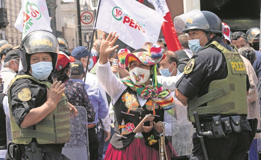 Manifestantes expresan su apoyo al presidente Pedro Castullo, durante un intento por destituirlo en Lima, a principios de diciembre. Foto: Cris Bouroncle/ AFP.
