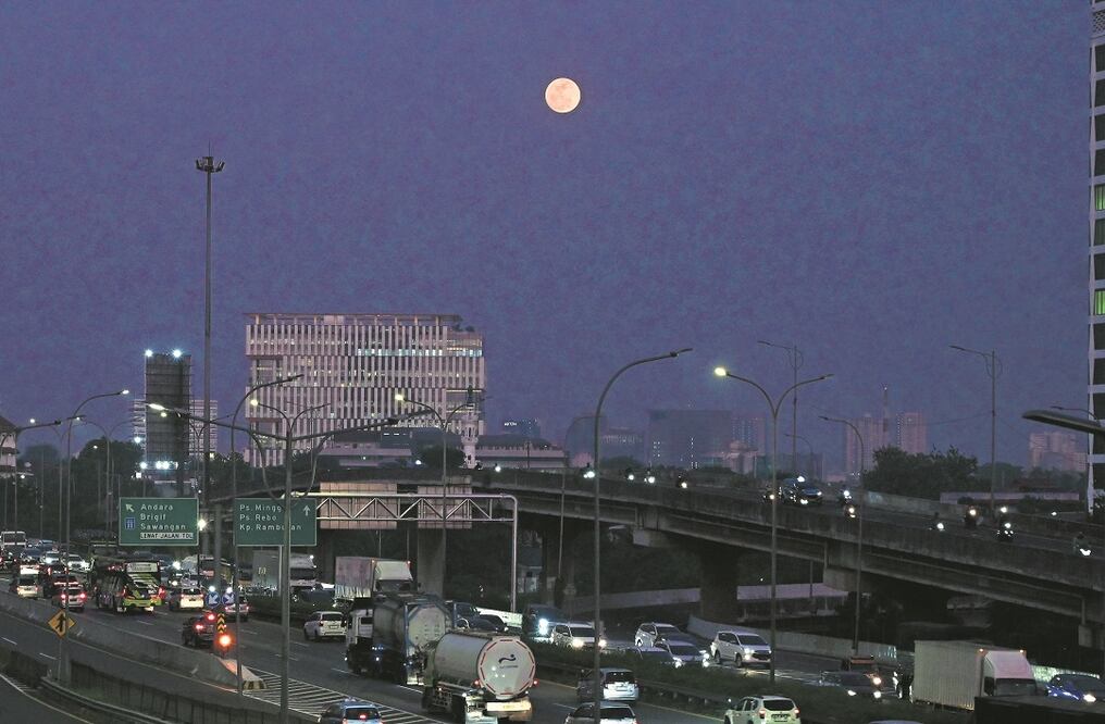 La luna llena es vista desde Yakarta, Indonesia, el 19 de agosto de 2024. Foto: Xinhua