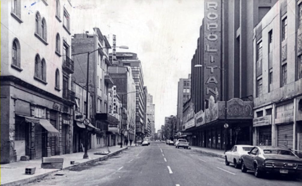 El Teatro Metropolitan, sobre la avenida Independencia en el Centro Histórico en los años 90. ABC.