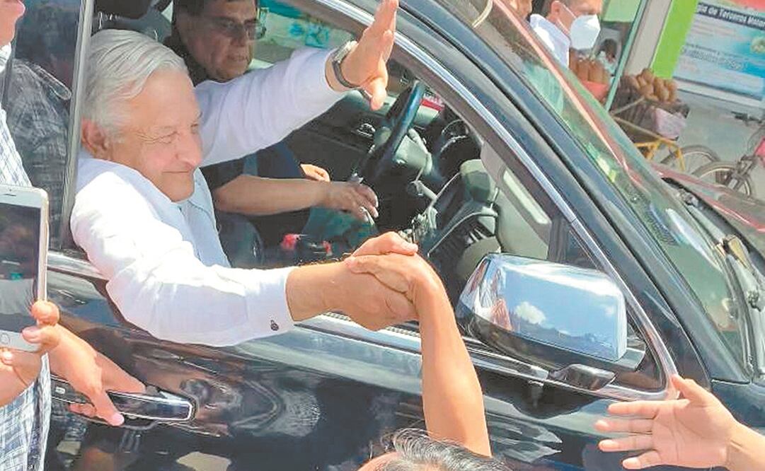 A pesar de que en reiteradas ocasiones el presidente Andrés Manuel López Obrador ha insistido en seguir las medidas sanitarias contra el Covid-19, ayer saludó de mano y se tomó selfies con algunos habitantes en Oaxaca. Foto: Pedro Villa y Caña.