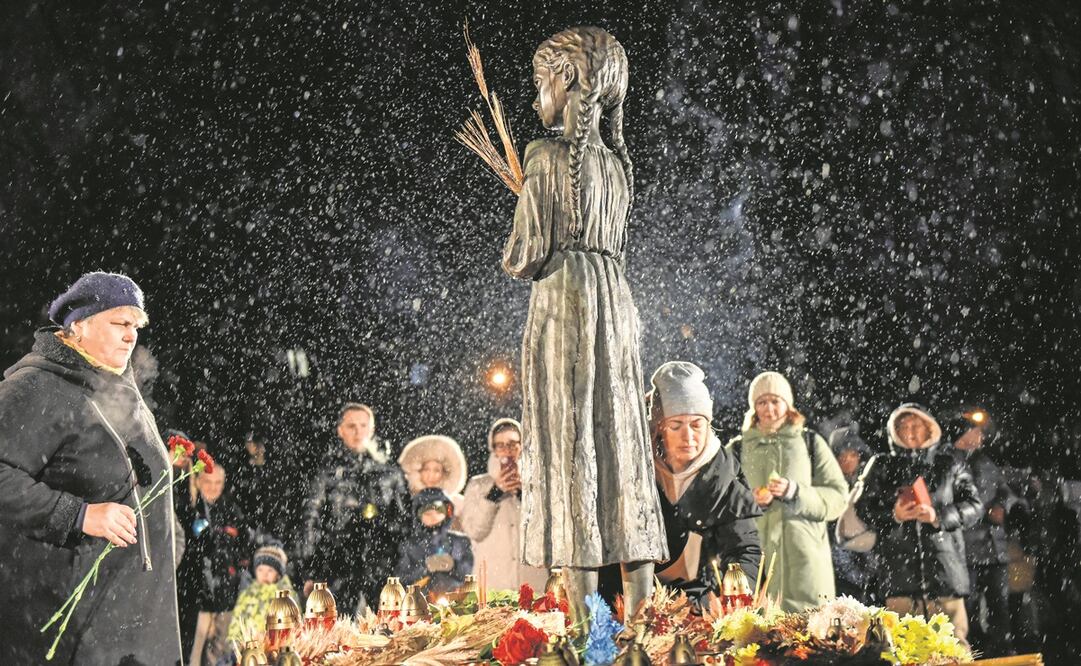 Ucranianos, en una ceremonia en un monumento a las víctimas del Holodomor (la gran hambruna de la era estalinista), en Kiev, el 26 de noviembre pasado. Foto: Oleg Petrassyuk / EFE
