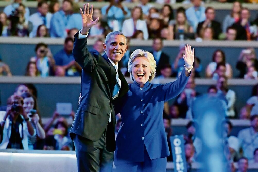 El presidente Barack Obama ofreció anoche un discurso en el que dio todo su respaldo a la candidata demócrata Hillary Clinton, con quien compartió brevemente el escenario (MARK J. TERRILL. AP)