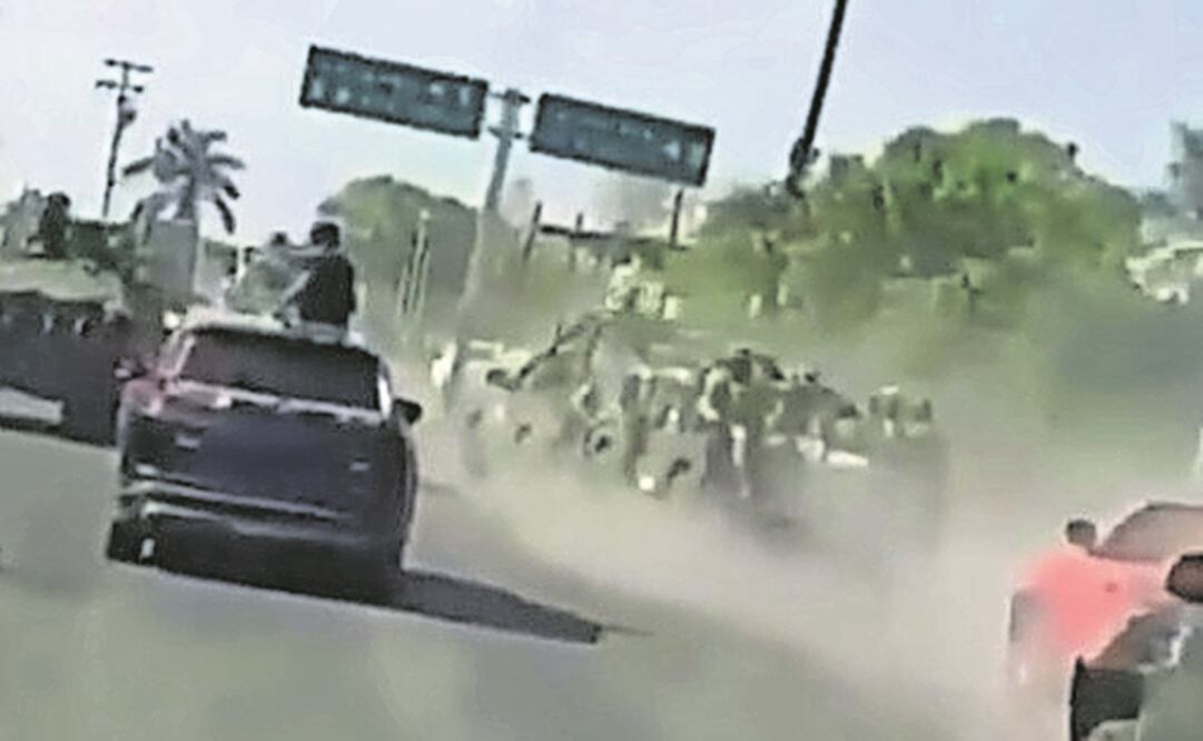 En redes sociales se viralizó un video que muestra a civiles armados persiguiendo a un grupo de militares abordo de dos vehículos, en hechos ocurridos en Múgica, Michoacán. Foto: Tomada de Video.