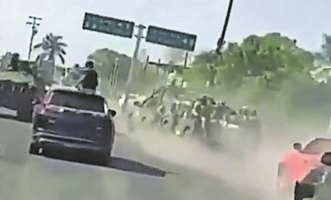 En redes sociales se viralizó un video que muestra a civiles armados persiguiendo a un grupo de militares abordo de dos vehículos, en hechos ocurridos en Múgica, Michoacán. Foto: Tomada de Video.