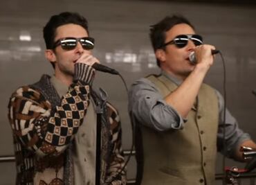 Maroon 5 sorprende al cantar en el Metro de NY