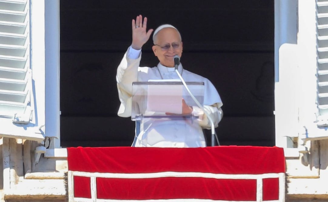 El papa León XIV se ve en la ventana de su estudio con vistas a la plaza de San Pedro en el Vaticano, donde fieles y peregrinos católicos se reúnen para la bendición tradicional del domingo tras la oración del Angelus a mediodía, el domingo 22 de febrero de 2026. Foto: AP