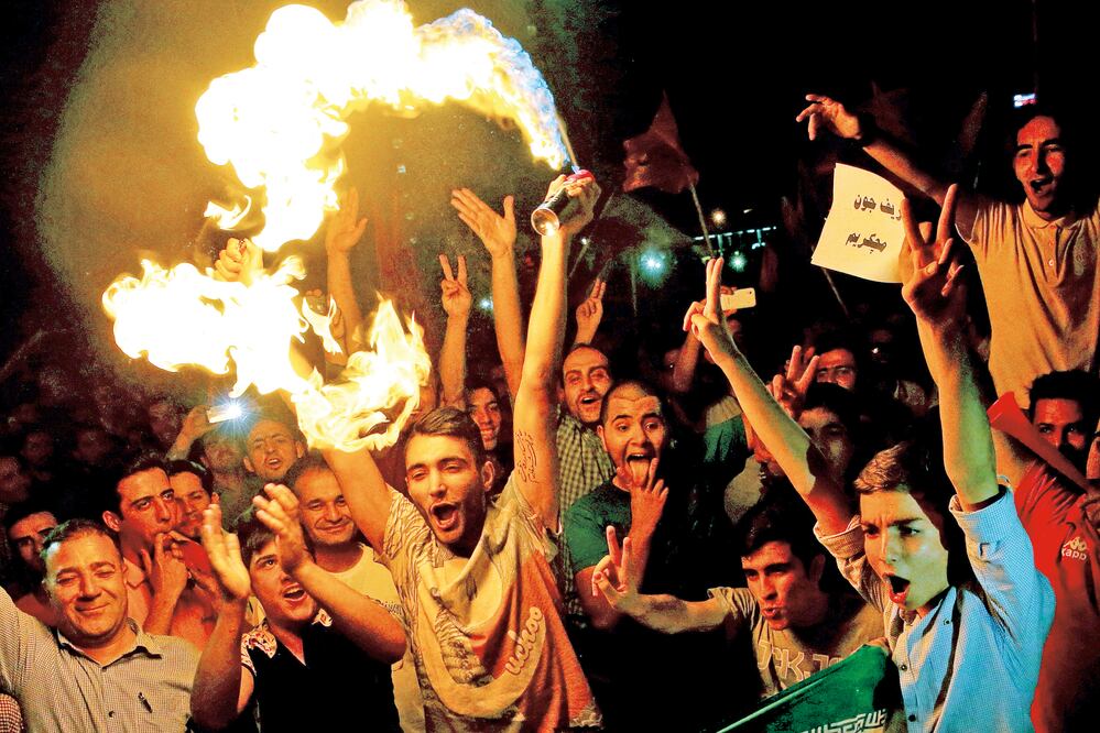 Iraníes celebran en Teherán el acuerdo sobre el programa nuclear de su país, que pone fin a las sanciones occidentales, alcanzado el martes pasado con el Grupo 5+1 (Estados Unidos, Francia, Reino Unido, China y Rusia, más Alemania). (EBRAHIM NOROOZI. AP)