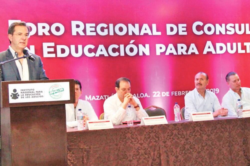 Al clausurar el Foro Regional de Consulta en Educación para Adultos, el titular de la SEP, Esteban Moctezuma, dijo que la tarea de enseñanza es de todos. Foto: SEP