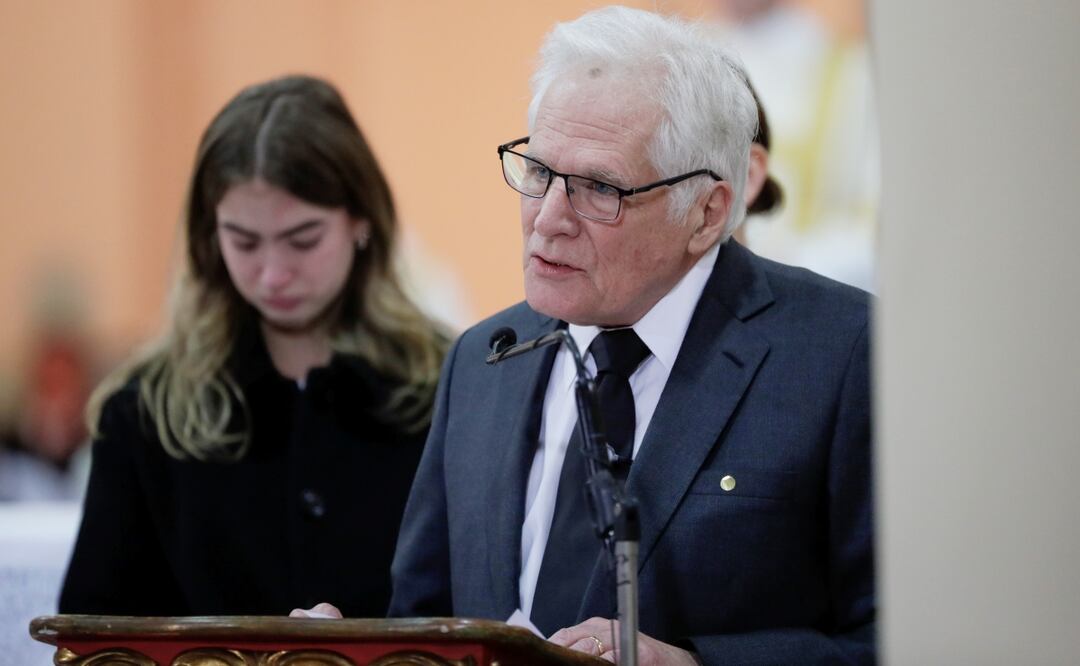 El padre del fallecido senador y precandidato presidencial Miguel Uribe Turbay, Miguel Uribe Londoño, habla en una misa este miércoles, en la catedral Primada en Bogotá (Colombia). Foto: EFE/Carlos Ortega
