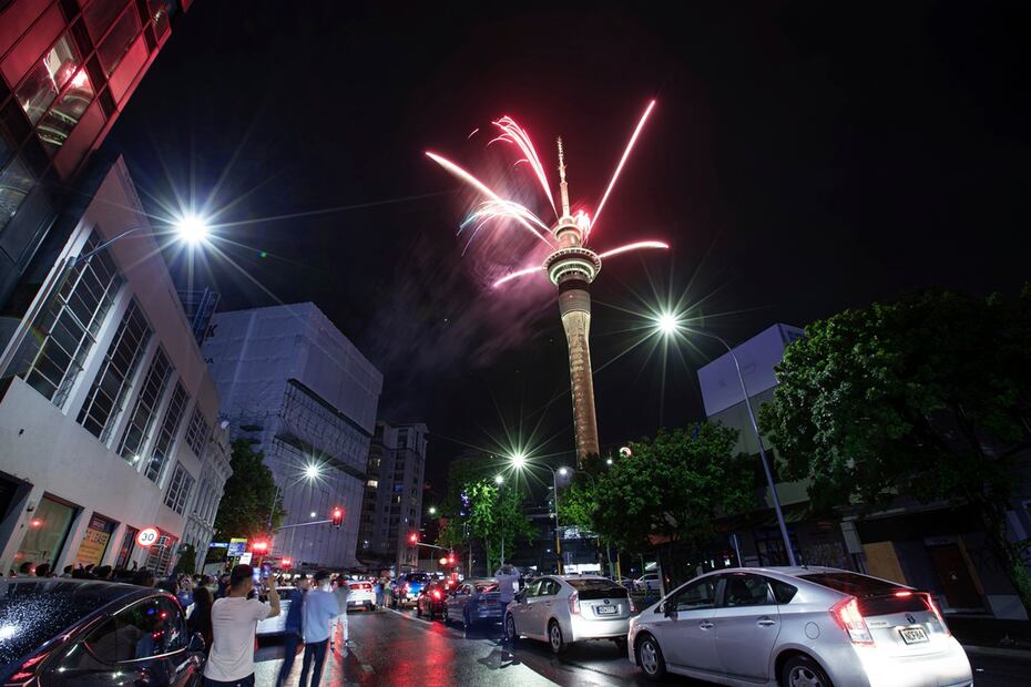 Los fuegos artificiales estallaron desde la Sky Tower en Auckland, Nueva Zelanda, para celebrar el Año Nuevo el lunes 1 de enero de 2024. Foto: AP