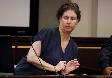 Sentencian a cadena perpetua a mujer que asesinó a su novio encerrándolo en una maleta; "merece pudrirse en la cárcel"