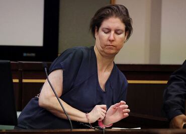 Sentencian a cadena perpetua a mujer que asesinó a su novio encerrándolo en una maleta; "merece pudrirse en la cárcel"