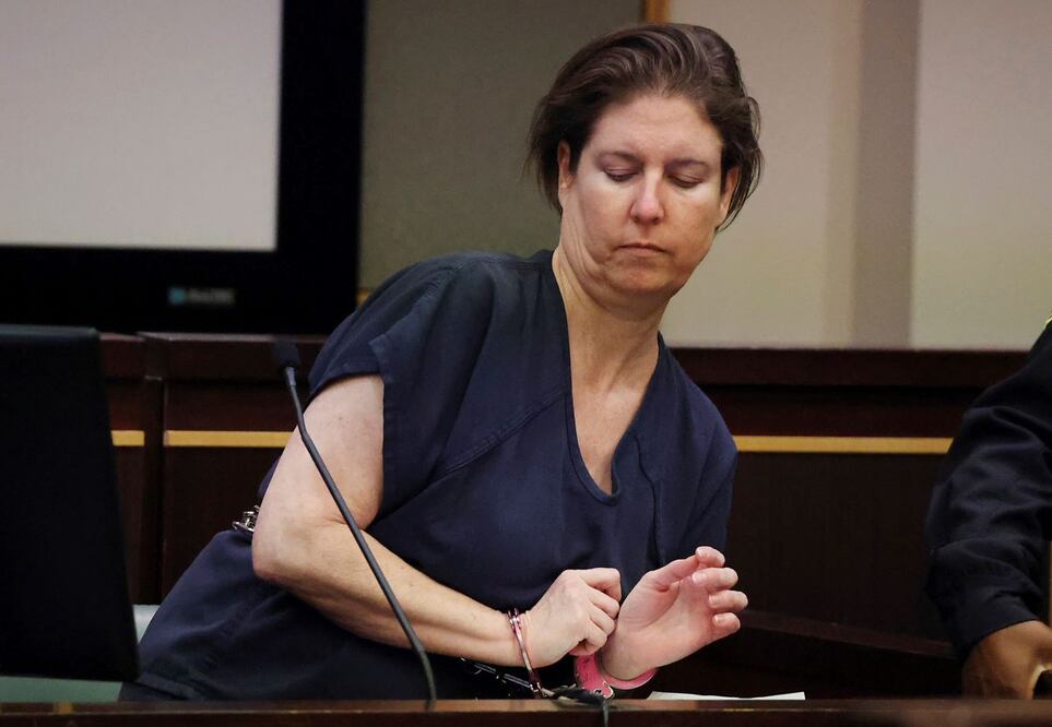 Sarah Boone toma asiento mientras sube al estrado para leer una carta preparada durante una audiencia de sentencia en el Tribunal del Condado de Orange en Orlando, Florida, el lunes 2 de diciembre de 2024. FOTO: AP