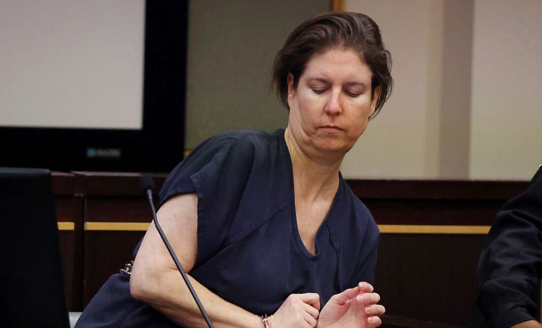 Sarah Boone toma asiento mientras sube al estrado para leer una carta preparada durante una audiencia de sentencia en el Tribunal del Condado de Orange en Orlando, Florida, el lunes 2 de diciembre de 2024. FOTO: AP