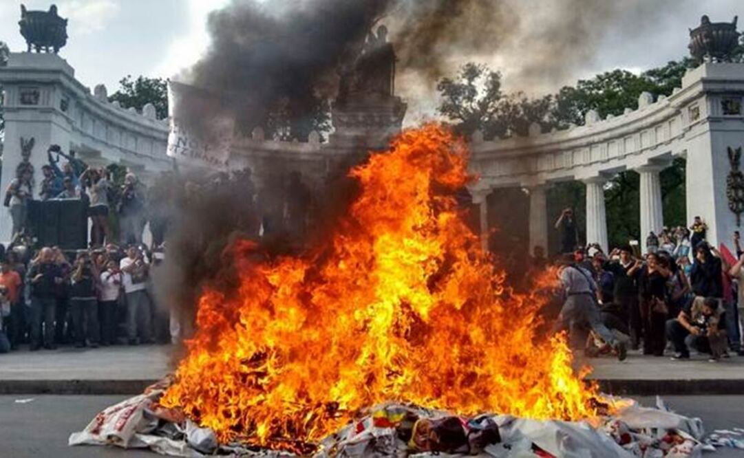 Los manifestantes arrancaron propaganda de candidatos y prendieron una fogata con ella (Foto: Julián Sánchez)