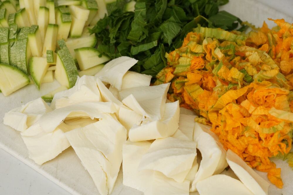 La flor de calabaza es deliciosa y tiene su mejor época en temporada de lluvia (Crédito: El Universal)